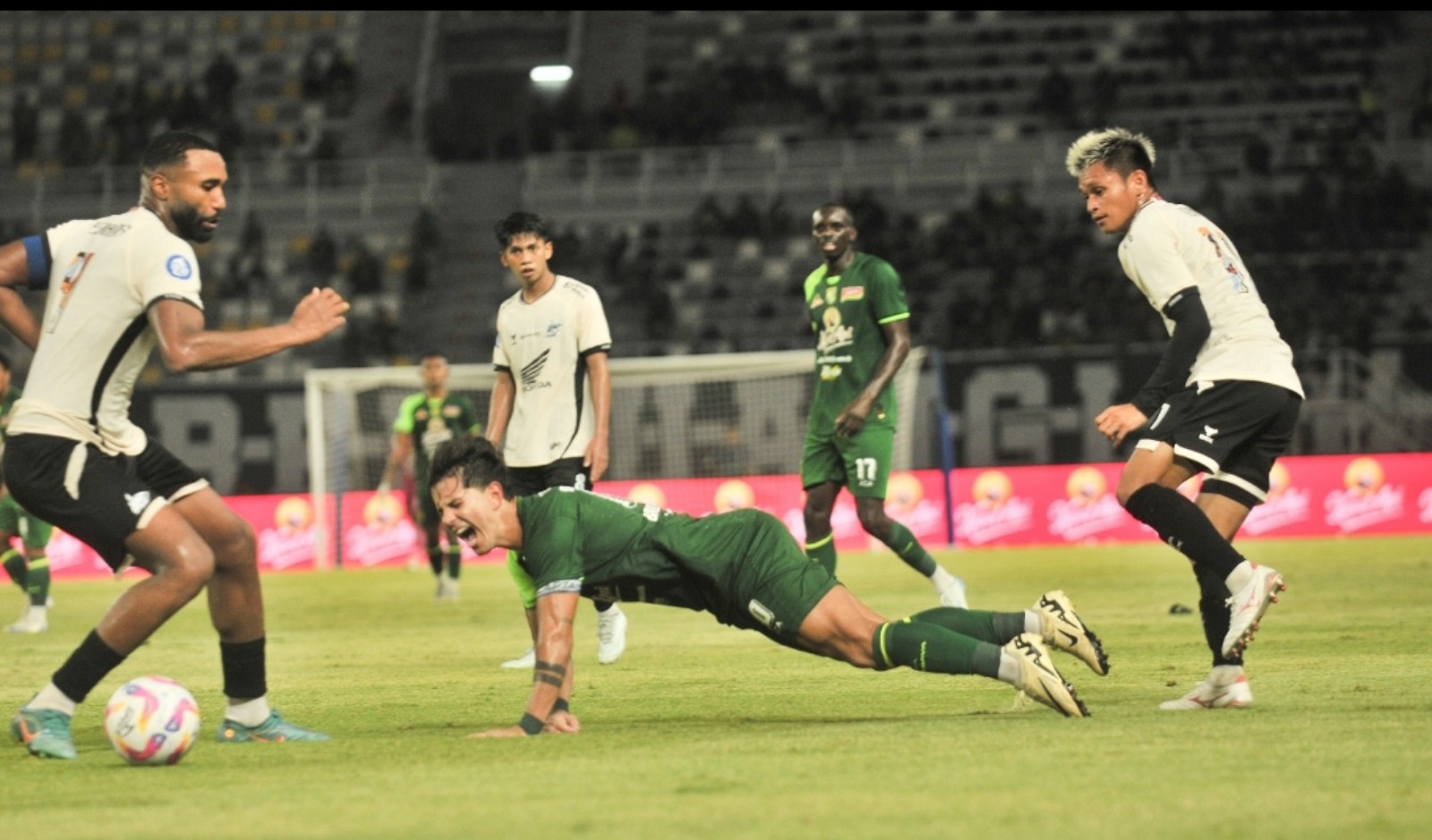 Jatuh bangun Bruno Moreira gagal bawa Persebaya menang di kandang.