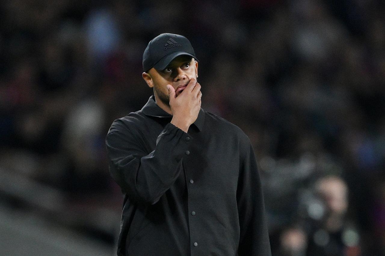 Meskipun masih mendapat dukungan, manajemen Bayern Munich tetap memperingatkan Vincent Kompany atas kekalahan telak dari Barcelona.