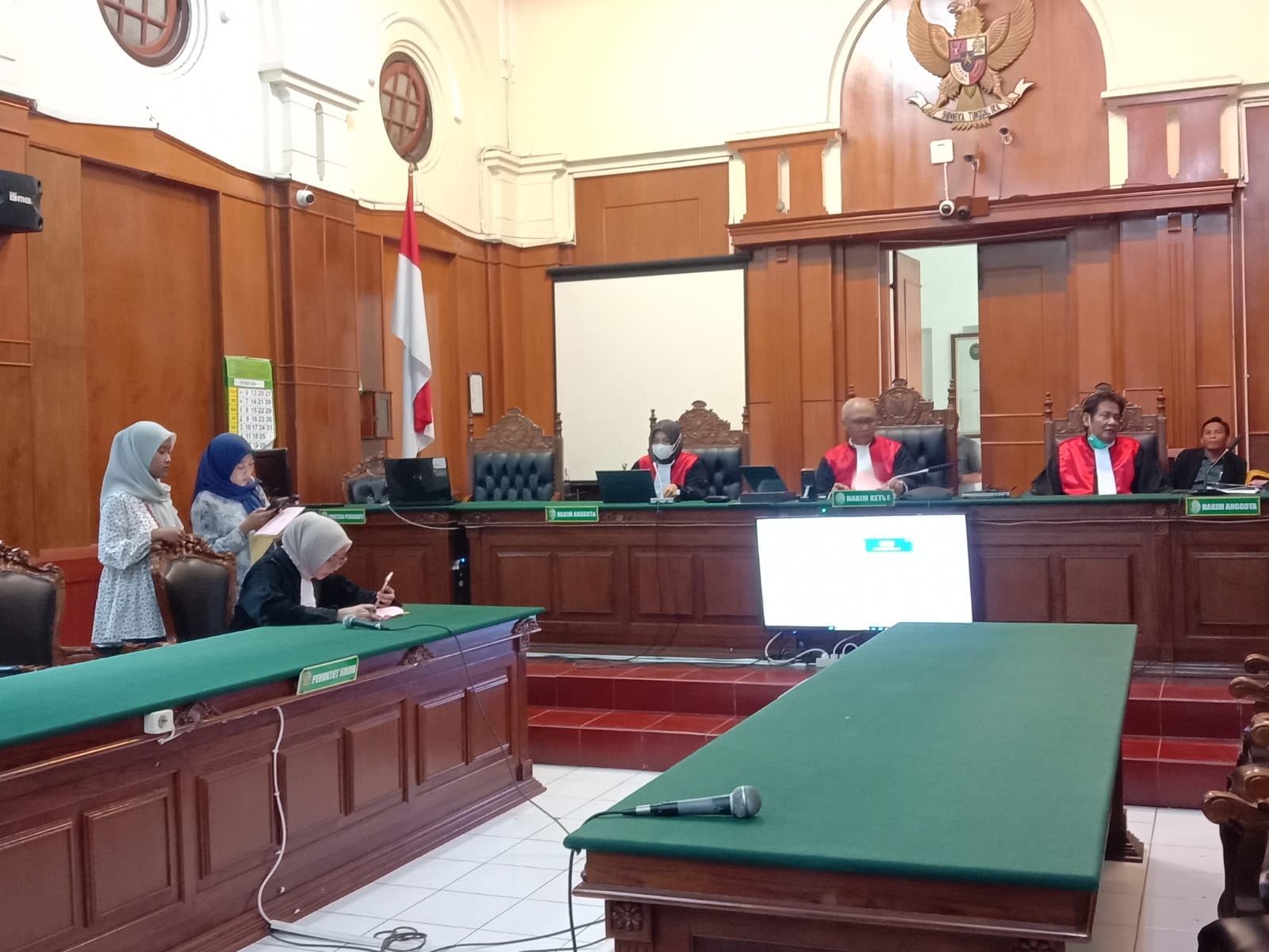 BACA TUNTUTAN: Jaksa Eka Putri Fadhila ditemani Sri Wulandari di ruang sidang PN Surabaya saat membacakan tuntutan kepada terdakwa.