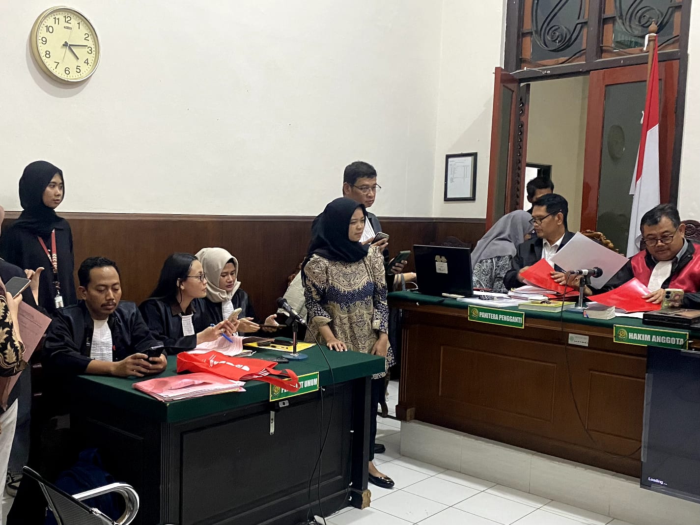 SUASANA SIDANG: Jaksa Estik Dilla Rahmawati dan Diah Ratri Hapsari membacakan tuntutan di PN Surabaya didampingi mahasiswa FH Universitas Trunojoyo Madura.
