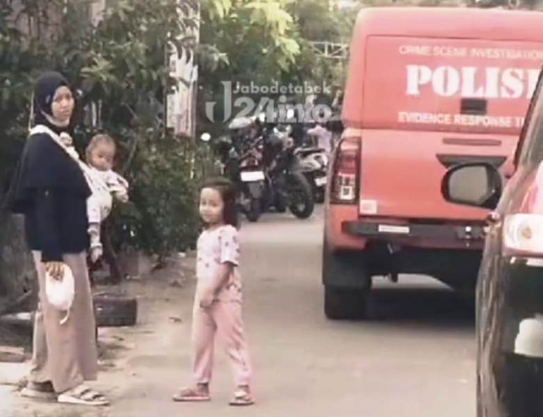 Mobil polisi siaga untuk melakukan olah TKP gantung diri satu keluarga di Karawang, Jawa Barat.