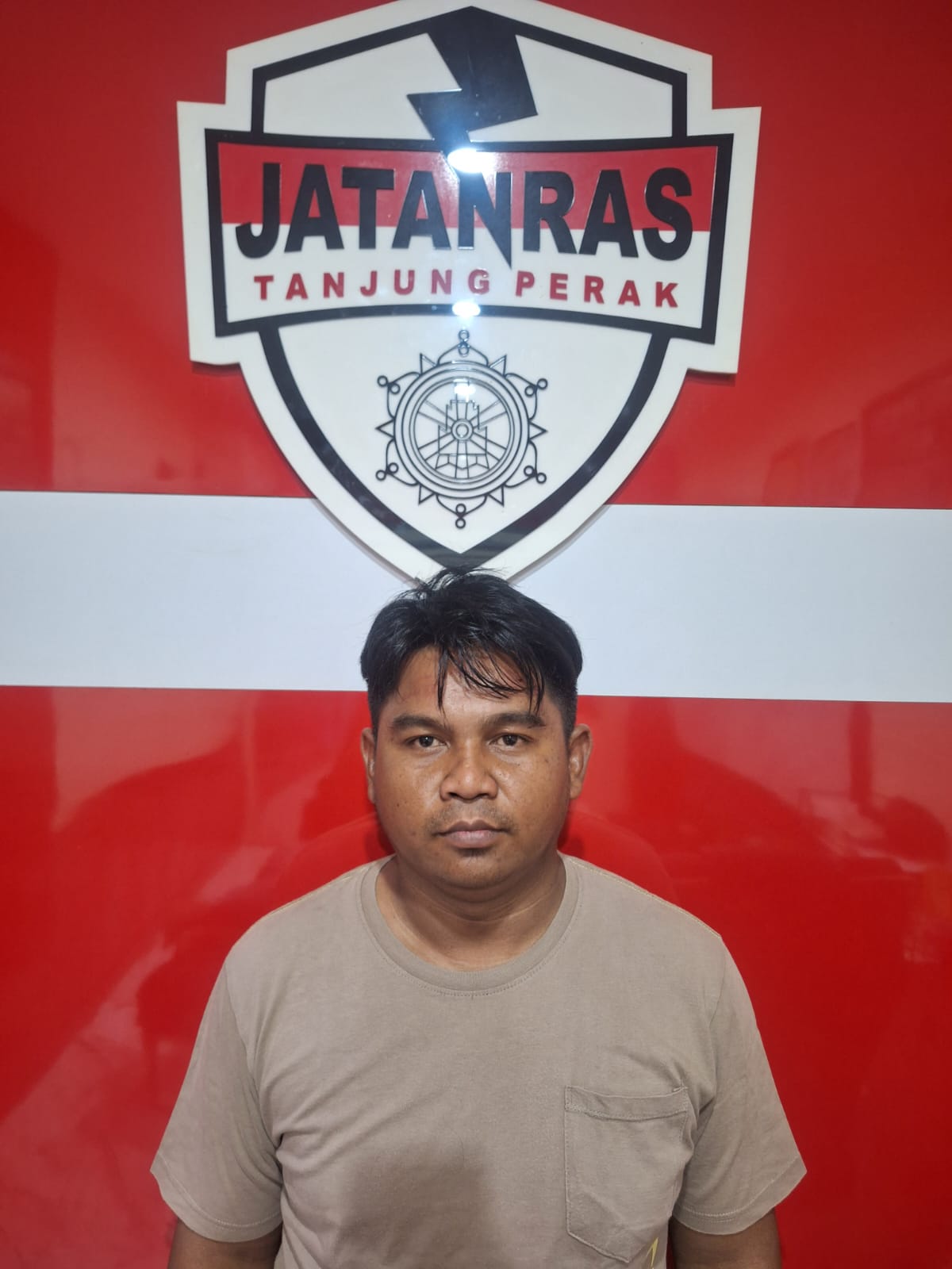 SPESIALIS: IH, 31 warga Jalan Kalilom Lor Indah, Surabaya, yang dibekuk oleh Unit Jatanras Satreskrim Polres Pelabuhan Tanjung Perak.