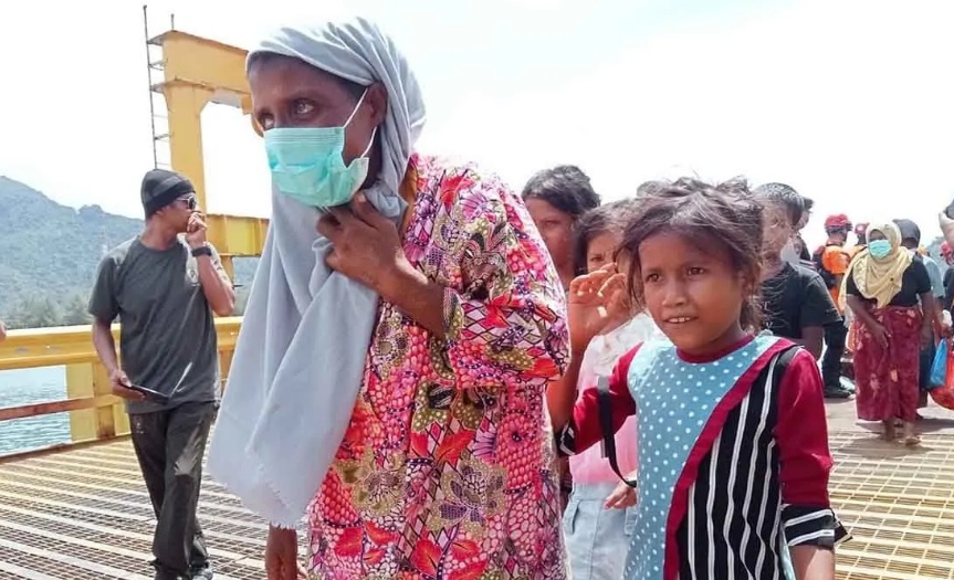 DITAMPUNG DI GEDUNG PELABUHAN: Para imigran etnis Rohingya dievakuasi ke daratan menggunakan kapal motor nelayan oleh tim SAR gabungan, Kamis (24/10).