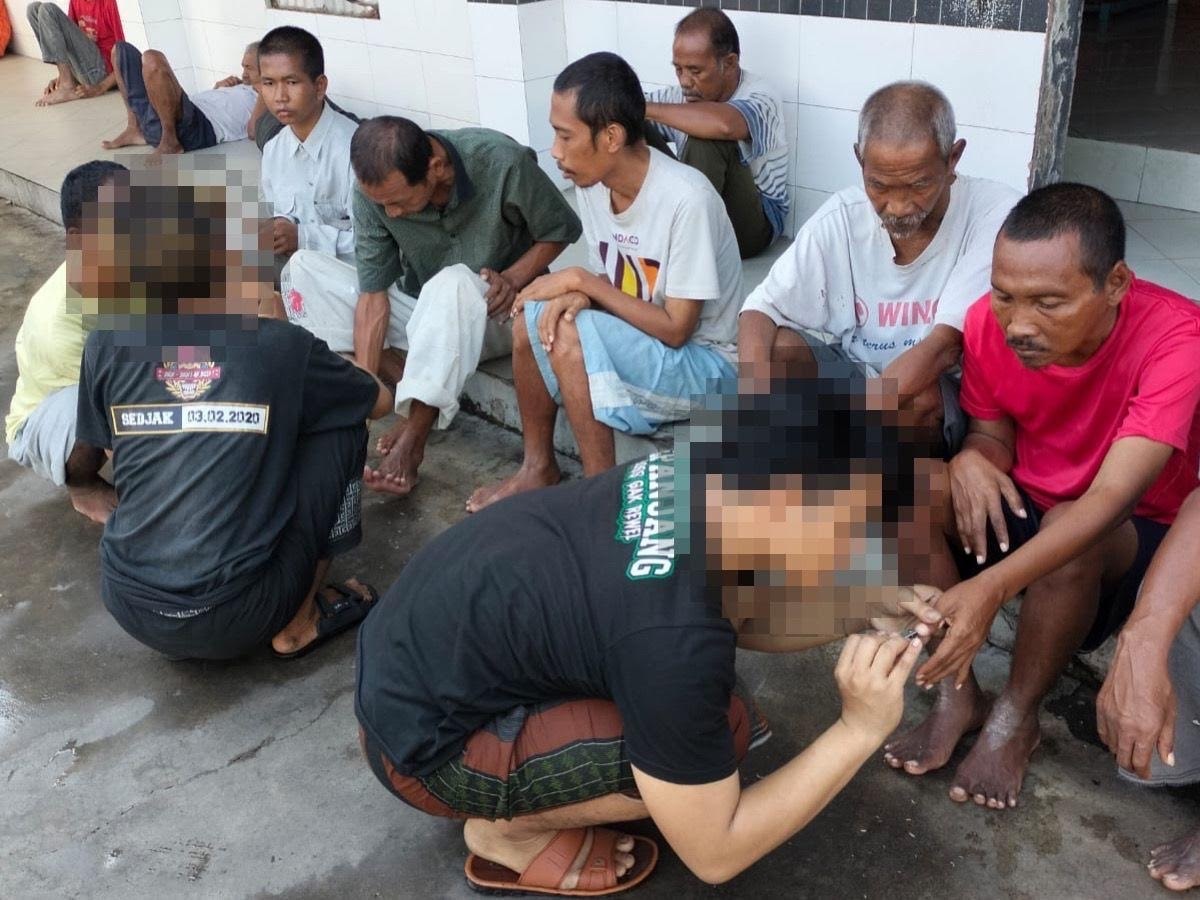 BIAR KAPOK: Sejumlah remaja yang terjaring razia kenakalan remaja disanksi memotong kuku ODGJ di Liponsos Keputih, Surabaya.