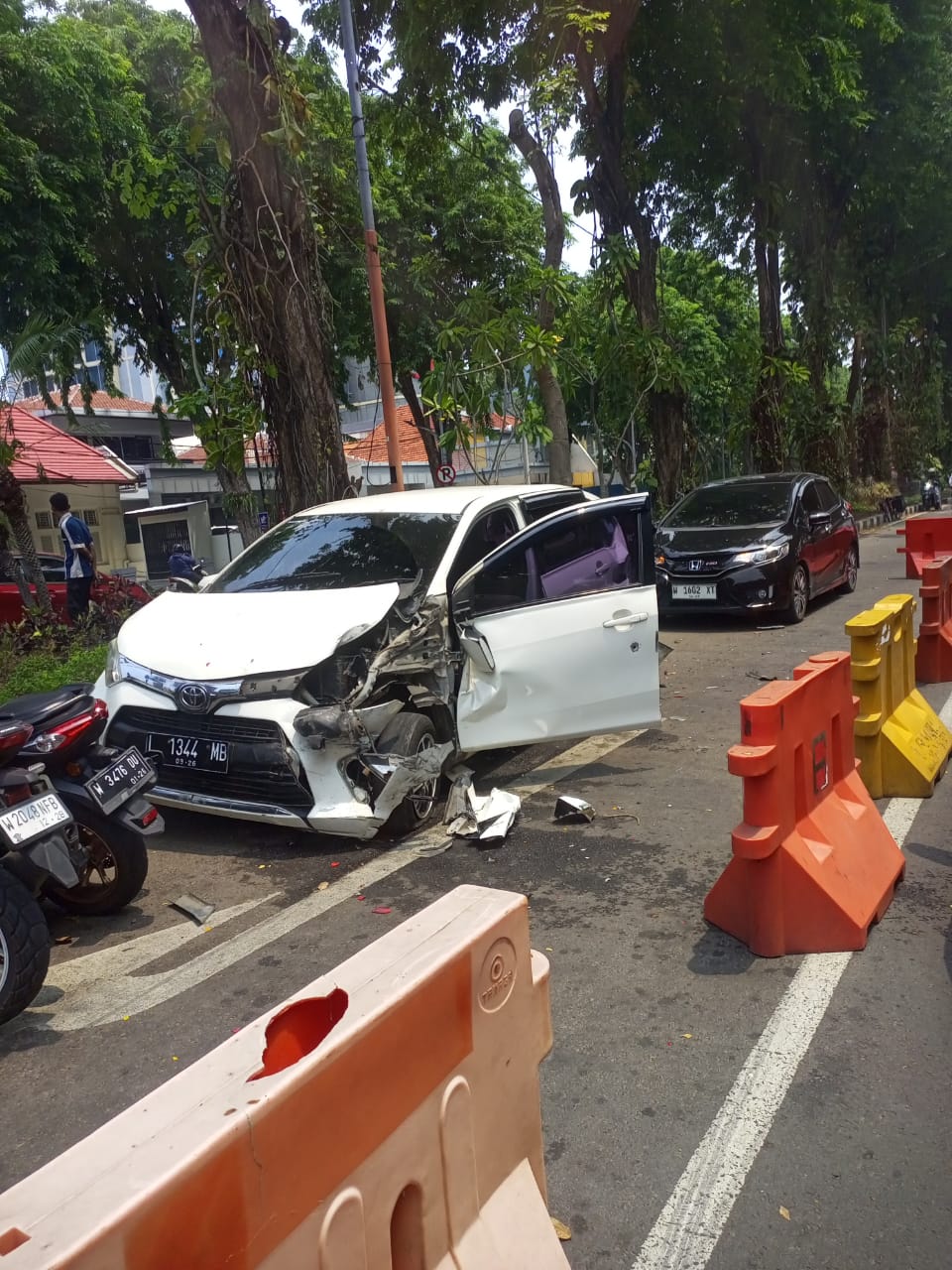 RINGSEK: Mobil putih yang diduga digunakan terduga pelaku curanmor di kawasan Rungkut. yang berhasil diamankan polisi dalam pengejaran, Jumat (25/10) siang di Jalan Darmo Surabaya.