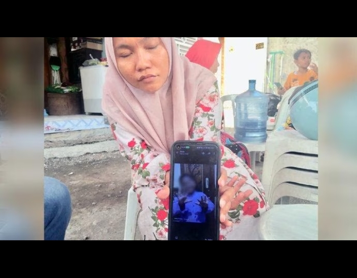 Siti Humairoh menunjukkan foto anaknya semasa hidup. (IST)