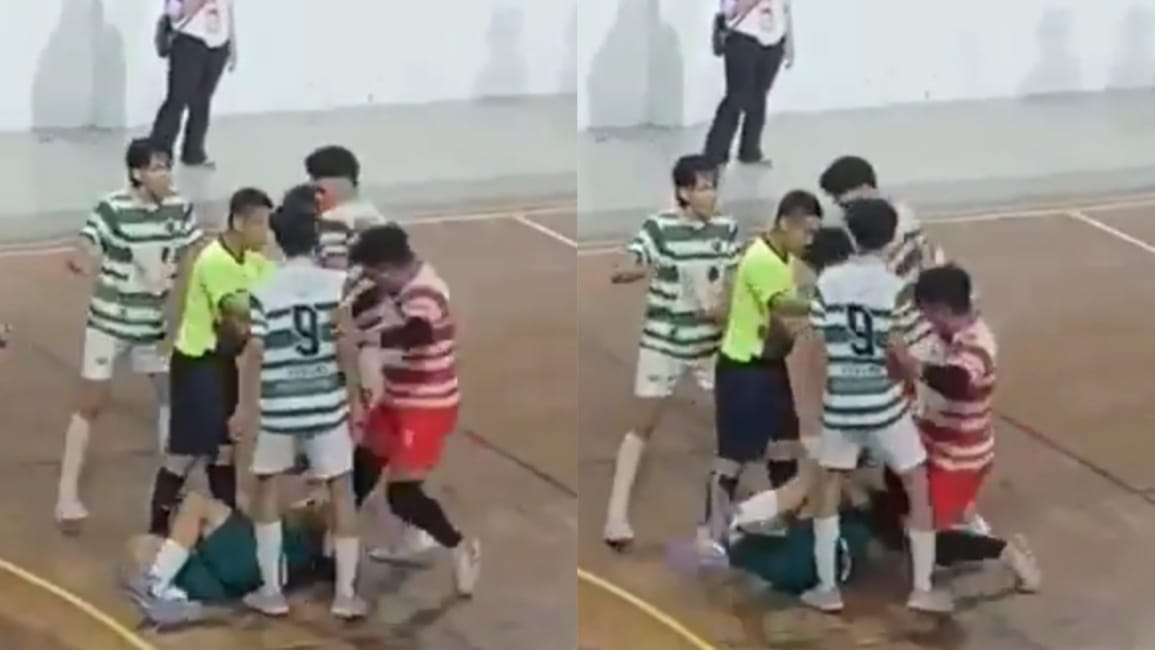 Tangkapan layar video kiper futsal UNS injak kepala lawan.