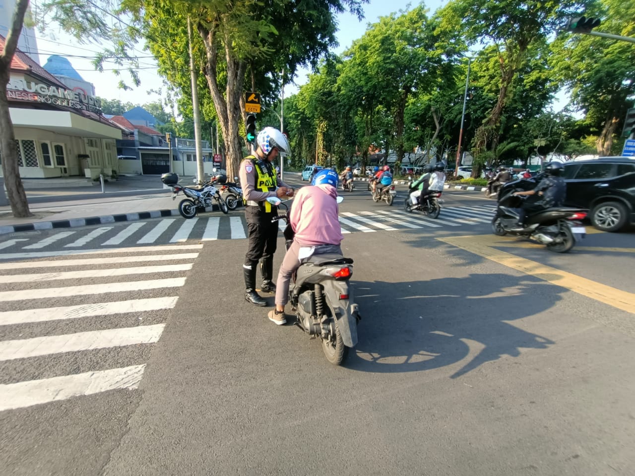 Polisi menundak pengendara motor yang melanggar aturan lalu lintas. (IST)
