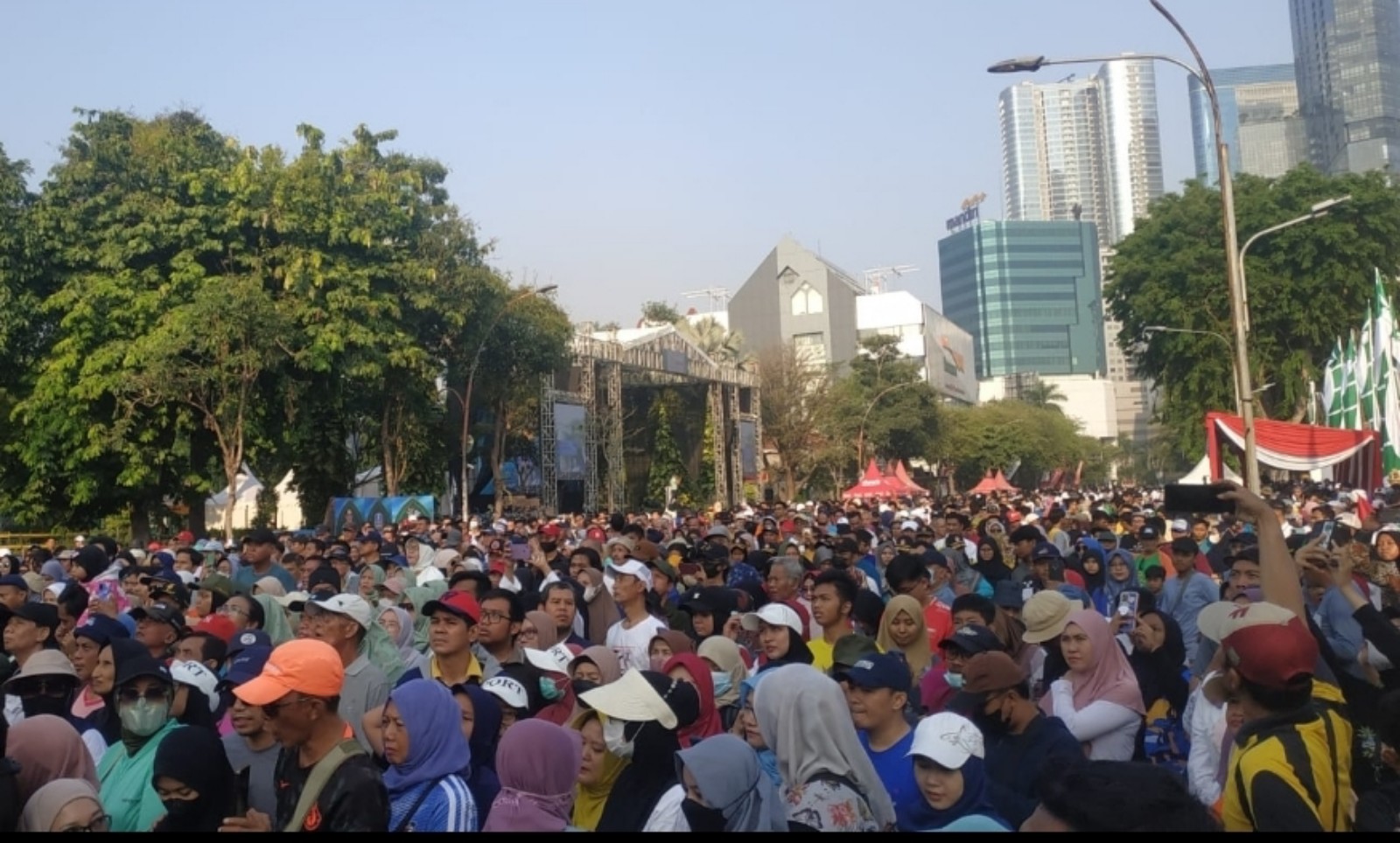 Ribuan warga meriahkan jalan sehat peringatan Hari Santri Nasional di Surabaya.