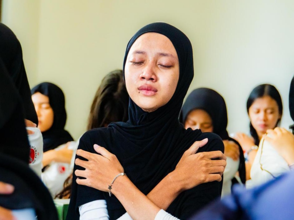 CEGAH DEPRESI: Mahasiswa Psikologi Unesa Surabaya mendapatkan pembekalan terapi butterfly hug.