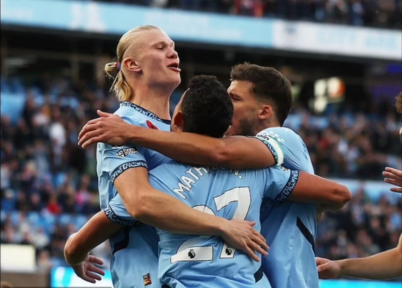 Erling Haaland menambah koleksi golnya di Liga Primer musim ini menjadi 11 lewat aksi akrobatiknya di awal pertandingan.