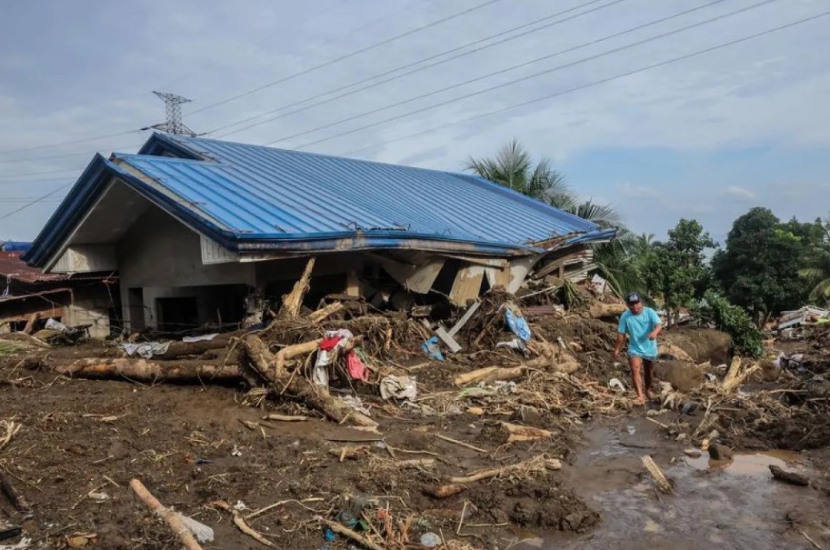 Sebuah rumah terkubur lumpur akibat tanah longsor di Provinsi Batangas, Filipina yang disebabkan oleh badai Trami.