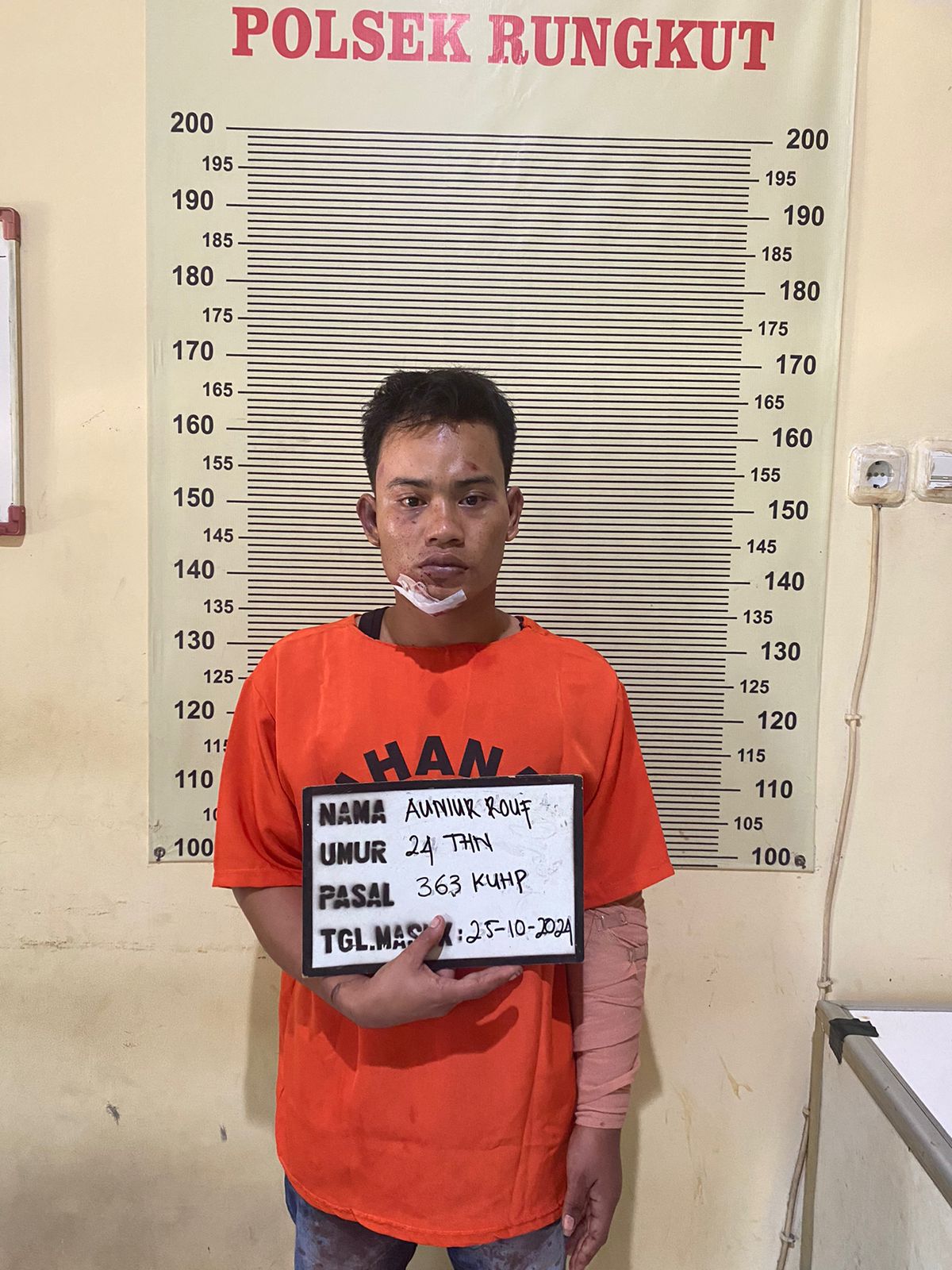 Tersangka Auniur Rouf diamankan di Mapolsek Rungkut Surabaya. (IST)