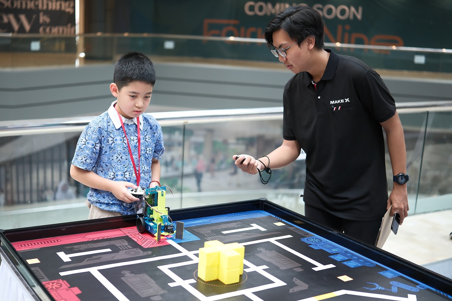 AJANG BERGENGSI: Sejumlah peserta saat berlaga dalam Make X Robotics Competition 2024 di Fairway Nine Mall, Surabaya.
