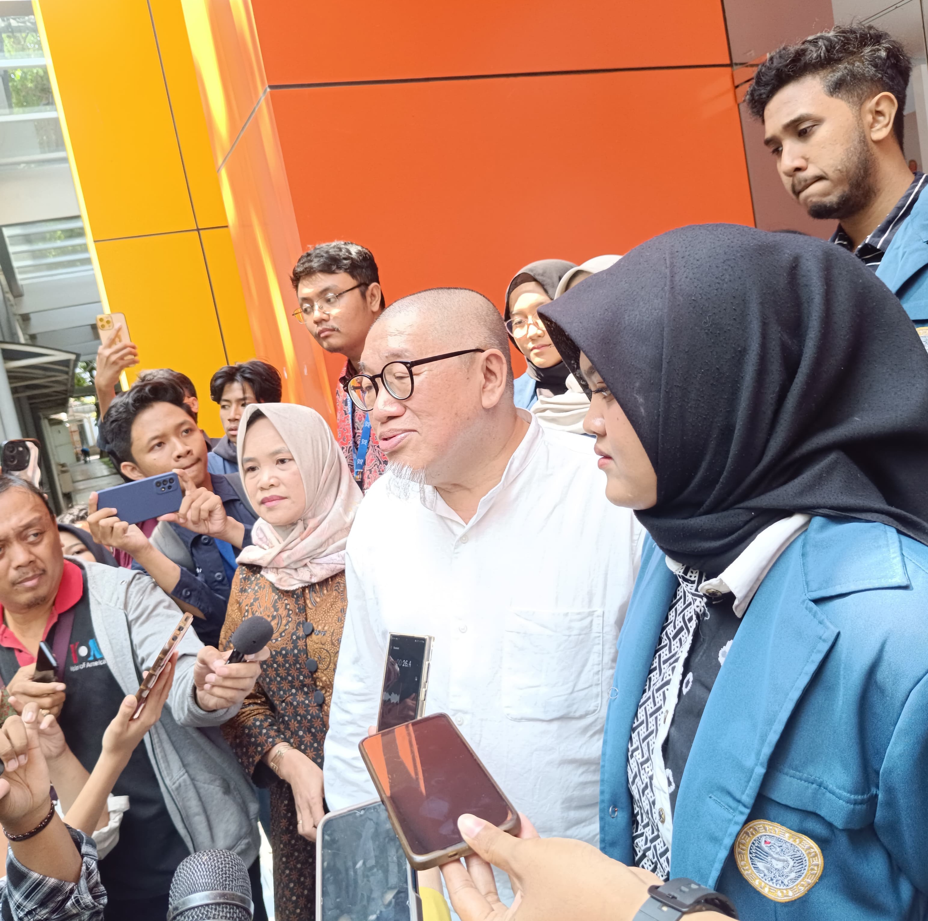 DAMAI: Dekan Fisip Unair Prof Bagong Suyanto dan Presiden BEM Fisip Unair, Tuffahati Ullayyah usai pertemuan di kampus Fisip Unair, Senin (28/10).