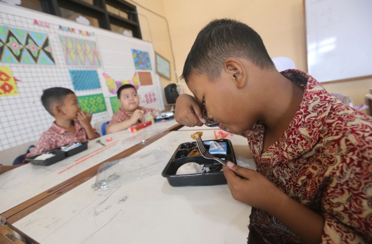 Ujicoba Makan siang gratis di SDN Wonorejo V, Surabaya beberapa waktu lalu.