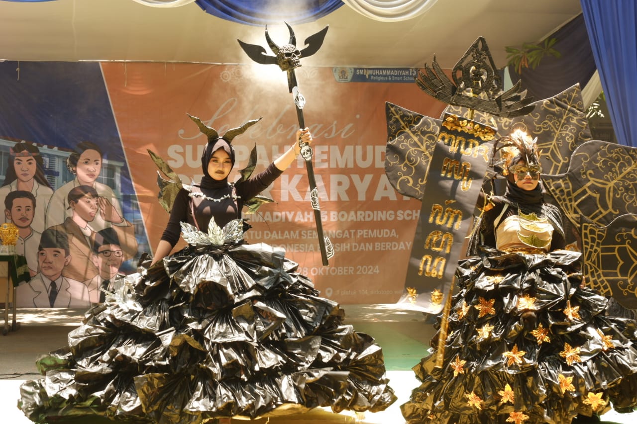KREATIF: Busana daur ulang hasil karya siswa dari bahan bekas yang dikonsep menjadi karya yang menarik.