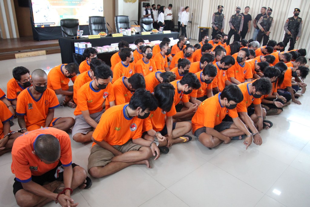 Petugas menunjukkan barang bukti dan puluhan tersangka kasus naroba yang diamankan selama Operasi Tumpas Semeru 2024 di Mapolrestabes Surabaya, Senin (28/10). (SURYANTO/RADAR SURABAYA)