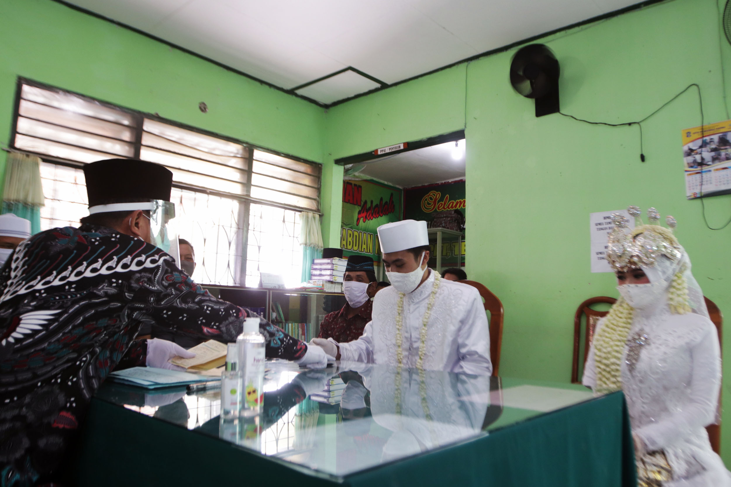 DIEDUKASI DULU: Ilustrasi pernikahan di KUA. Aturan baru Kemenag mewajibkan calon pengantin mengikuti bimbingan perkawinan sebelum daftar nikah.