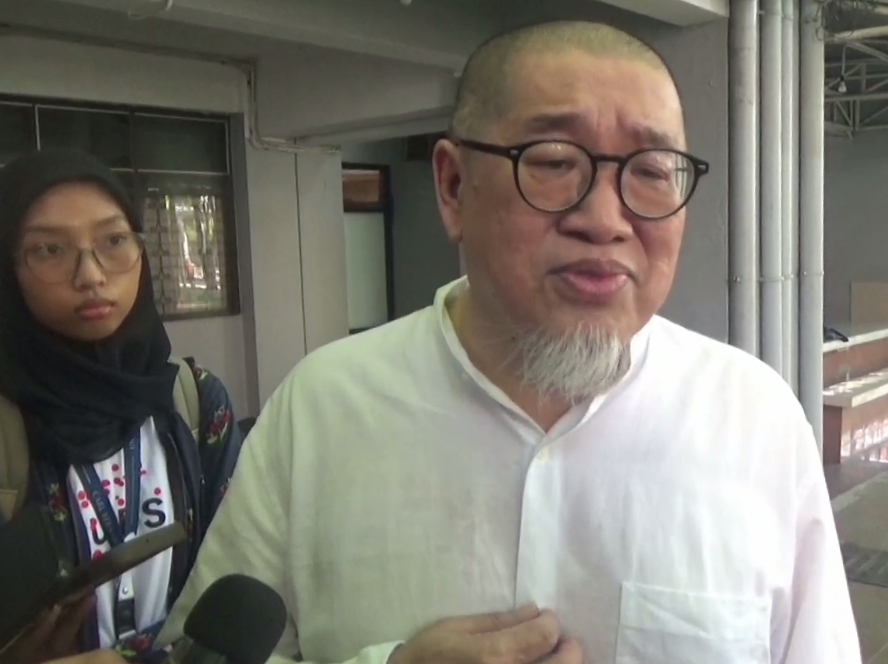 Dekan Fisip Unair Prof. Dr. Bagong Suyanto saat memberikan keterangan terkait pembekuan pengurus BEM Fisip Unair.