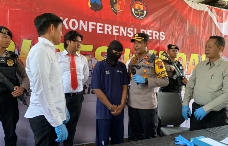 KEJI: Tersangka pembunuhan santriwati yang mayatnya ditemukan di Darupono Kendal saat dihadirkan di Mapolres Kendal, Senin (28/10).