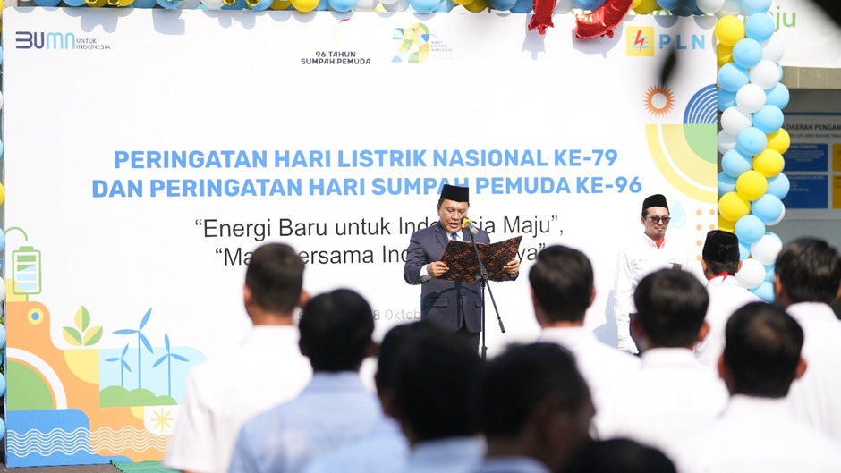 ENERGI BARU: Senior Manager Perencanaan yang juga Plh. GM PLN UIP JBTB, I Wayan Semudiarsa membacakan naskah amanat pembina upacara di upacara Hari Listrik Nasional ke-79 dan Hari Sumpah Pemuda ke-96.