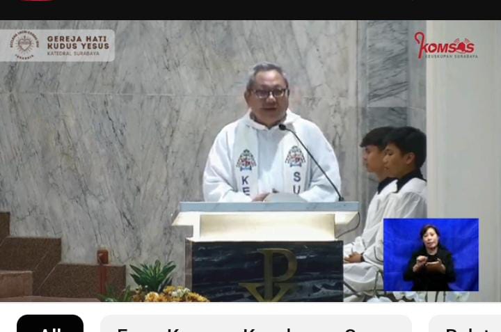 Uskup Surabaya terpilih Msgr Agustinus Tri Budi Utomo memberikan sambutan di Gereja Katedral Surabaya. (IST)