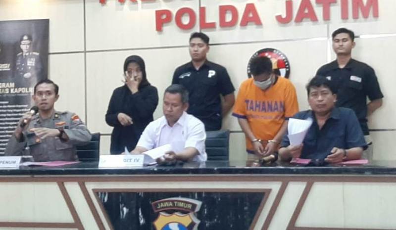 GILA: Tersangka ED, 49 diamankan polisi karena  pria asal Payakumbuh, Sumatera Barat ini nekat merudapaksa dua anak  gadisnya.