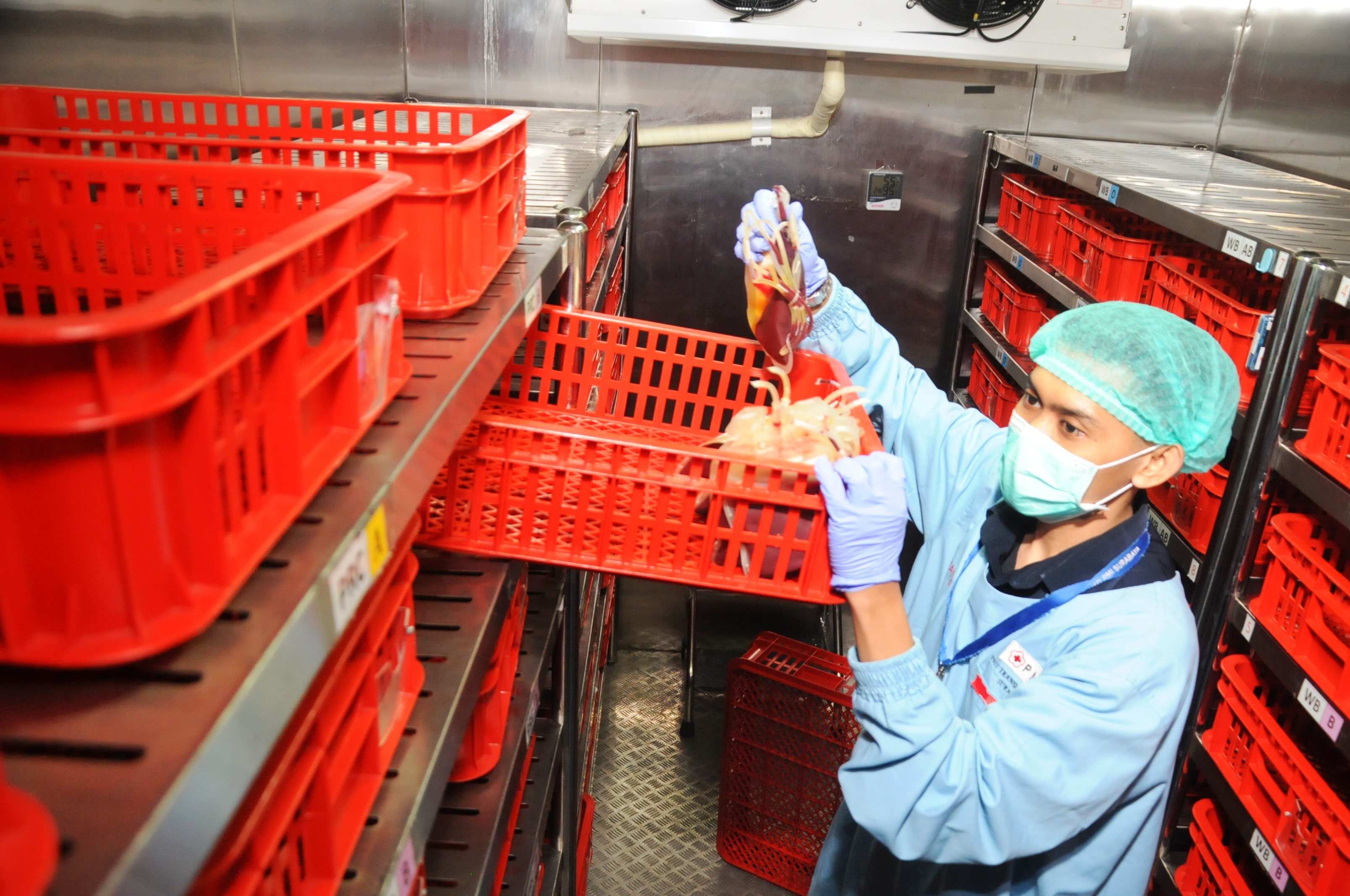 MEMADAI: Stok darah di PMI kota Surabaya, banyaknya pendonor darah sukarela menjadi tumpuan kebutuhan darah di Jawa Timur.