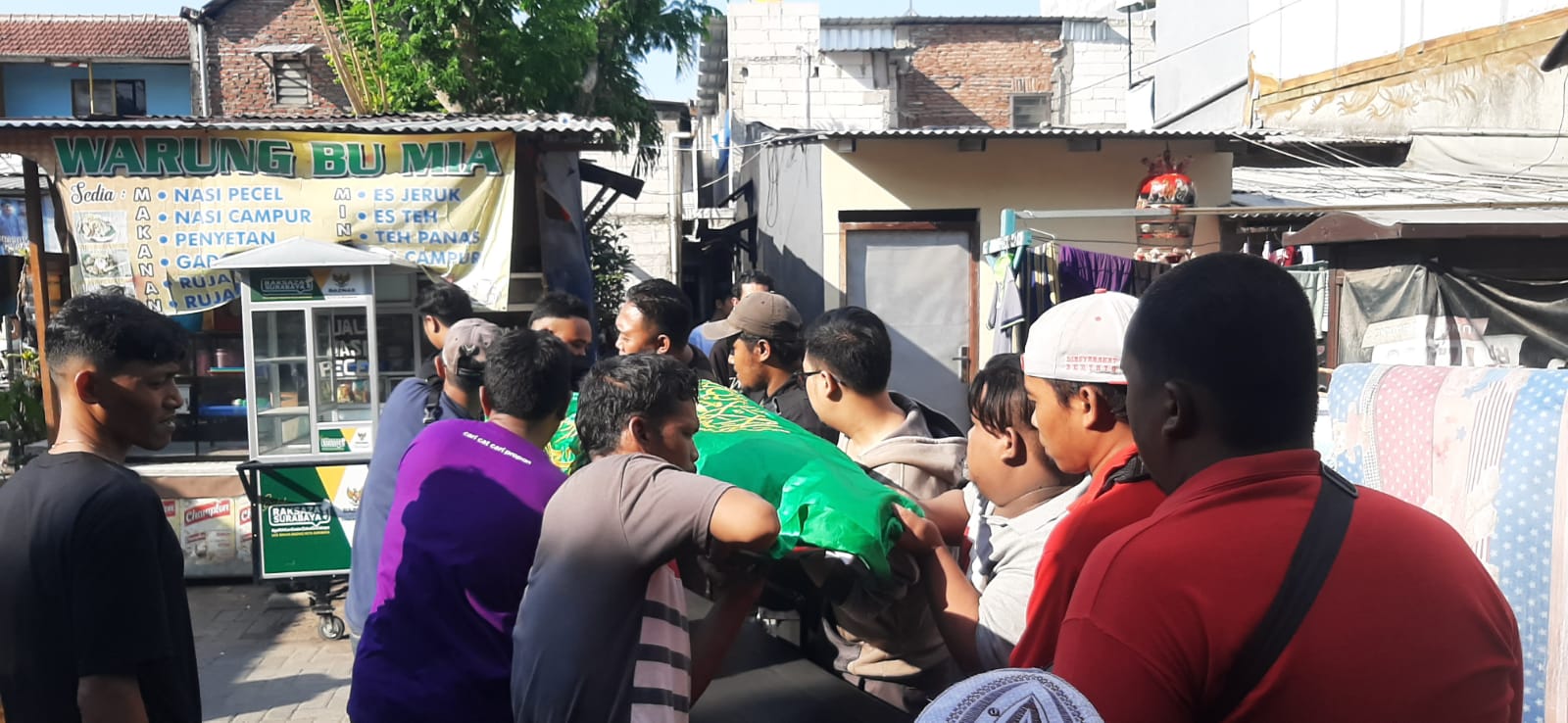 KORBAN: Jenazah Pujiono, 47, korban pembegalan wanita di Gunung Anyar Surabaya, tiga di rumah duka di Keputran Panjunan III, sebelum dimakamkan.