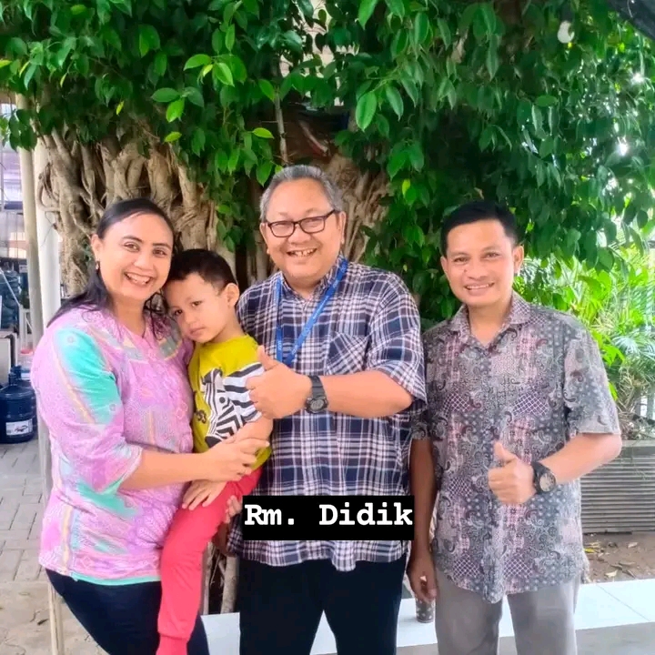 Romo Didik bersama Maria Yunita sekeluarga di Surabaya. (IST)