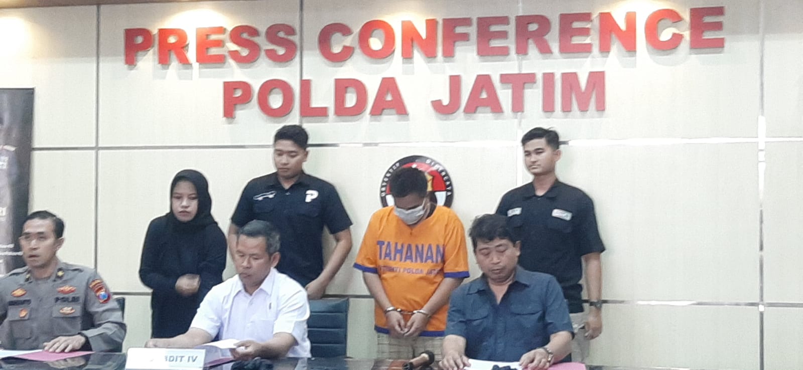 Tersangka kasus rudapaksa terhadap anak kandung ditahan di Polda Jawa Timur. (Suryanto/Radar Surabaya)