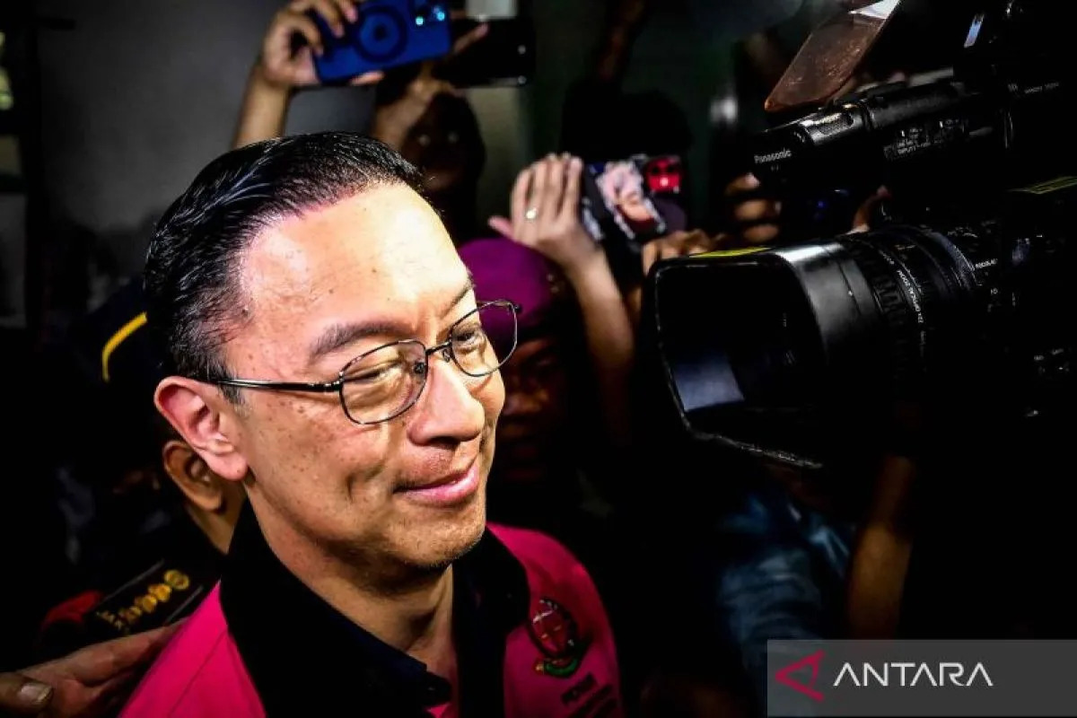 Menteri Perdagangan periode 2015-2016 Thomas Lembong berjalan dengan mengenakan rompi tahanan usai ditetapkan sebagai tersangka kasus dugaan korupsi impor gula oleh Kejaksaan Agung di Jakarta, Selasa.
