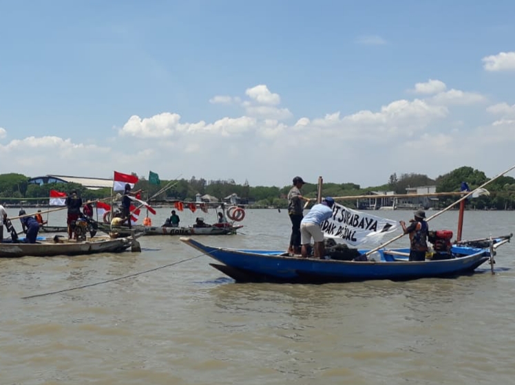 RUGIKAN NELAYAN: Puluhan nelayan melakukan penolakan terhadap proyek reklamasi PSN Surabaya Waterfront Land di atas perahu di Pamurbaya.