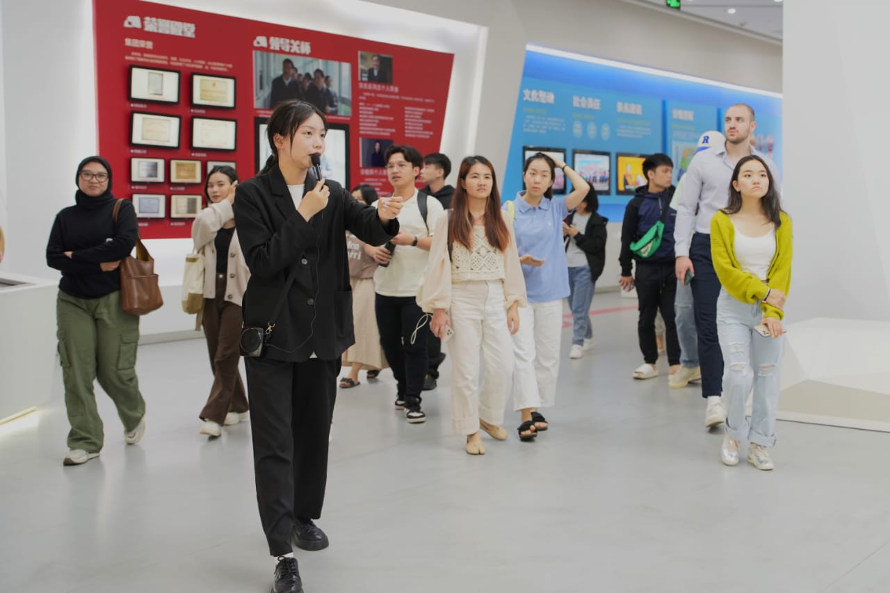 Mahasiswa Fakultas Pendidikan Internasional Universitas Sains dan Teknologi Zhejiang  mendapat penjelasan dari staf manajemen saat mengunjungi Wahaha Industrial Park di Hangzhou, Tiongkok. (IST)