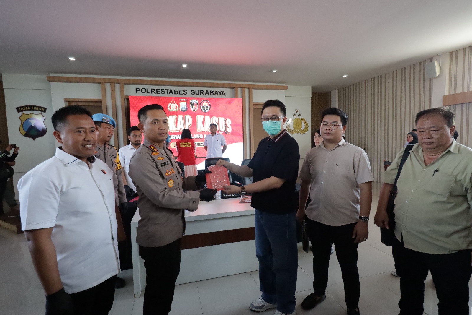 AMAN: Wakapolrestabes Surabaya AKBP Wimboko menyerahkan perhiasan senilai Rp 350 juta kepada pemilik toko, Agus, di Mapolrestabes Surabaya.