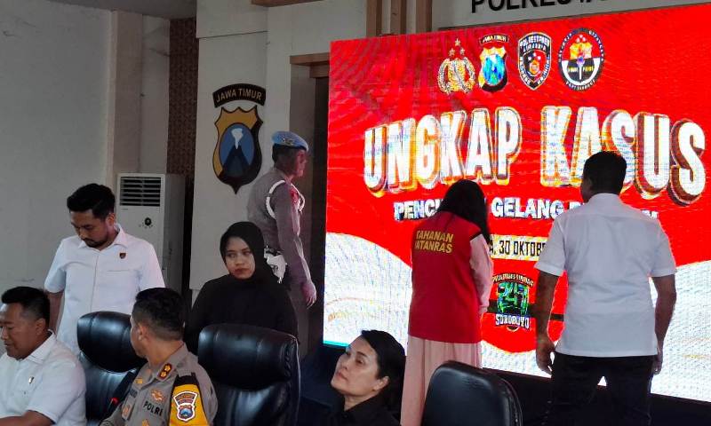 AKHIRNYA: Polisi merilis penangkapan tersangka  AM yang diduga mencuri perhiasan senilai Rp 350 juta di sebuah toko emas di salah satu mal di kawasan Surabaya Barat.