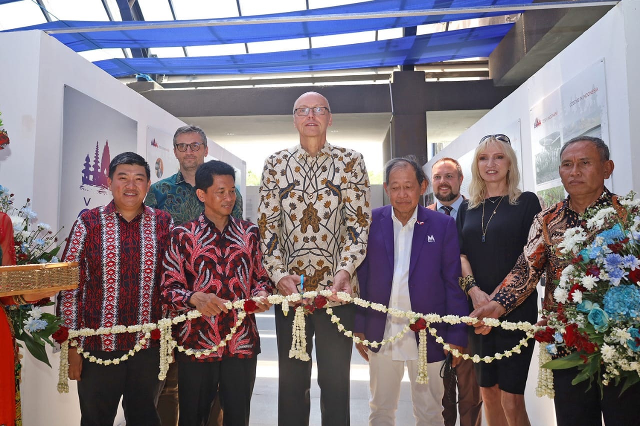 Kepala Dispendik Kota Surabaya Yusuf Masruh, Dubes Republik Ceko untuk Indonesia Jaroslav Doleček, dan Konsul Kehormatan Ceko di Surabaya Hermawan Kartajaya saat membuka membuka Czech-Indo Friendship.