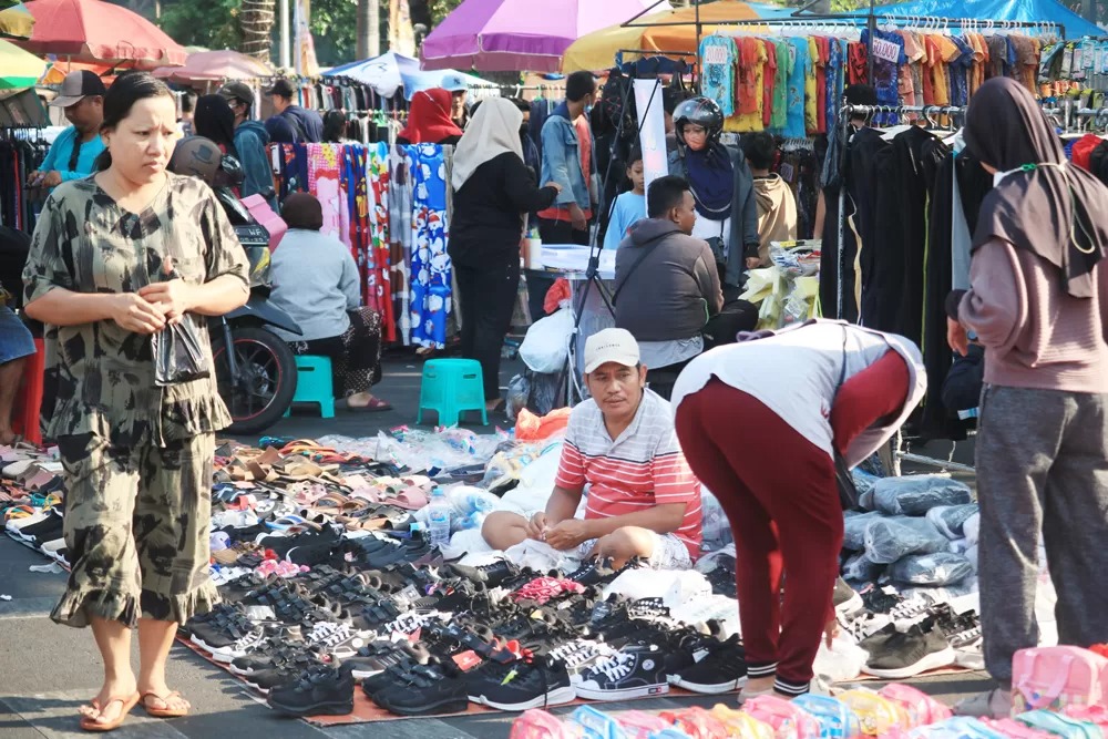 JADI JUJUKAN: Suasana pasar pagi Tugu Pahlawan yang selalu ramai tiap hari Minggu.