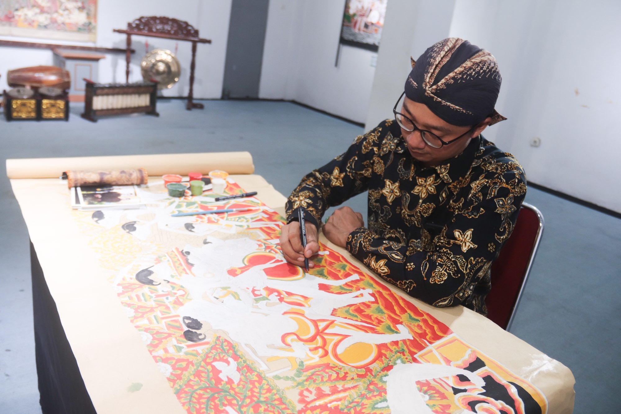 LUKIS WAYANG: Rudi Prasetyo, perajin Wayang Beber asal Pacitan, menyelesaikan karyanya.