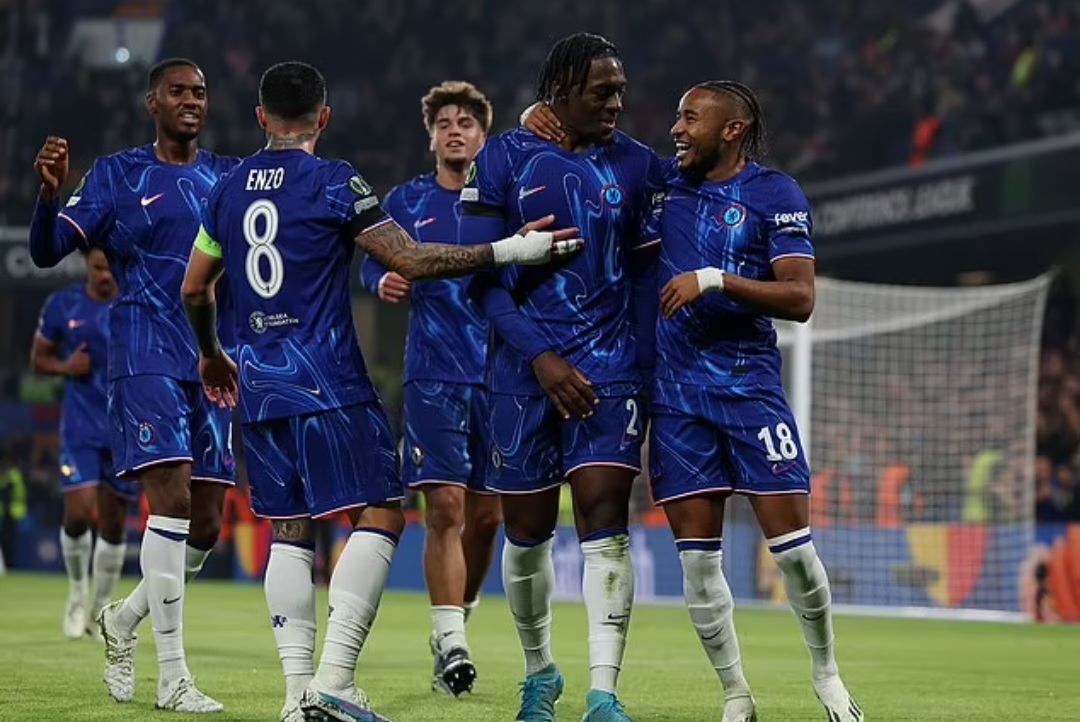 Chelsea mencetak enam gol sebelum turun minum saat mereka mengalahkan tim lemah Armenia Noah 8-0