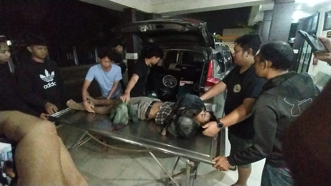 Mayat pelaku SO di Rumah Sakit Bhayangkara Polda Jatim setelah tewas ditembak di Jalan Lingkar Mas Masjid Al Akbar Surabaya Rabu dini hari (13/11). (IST)