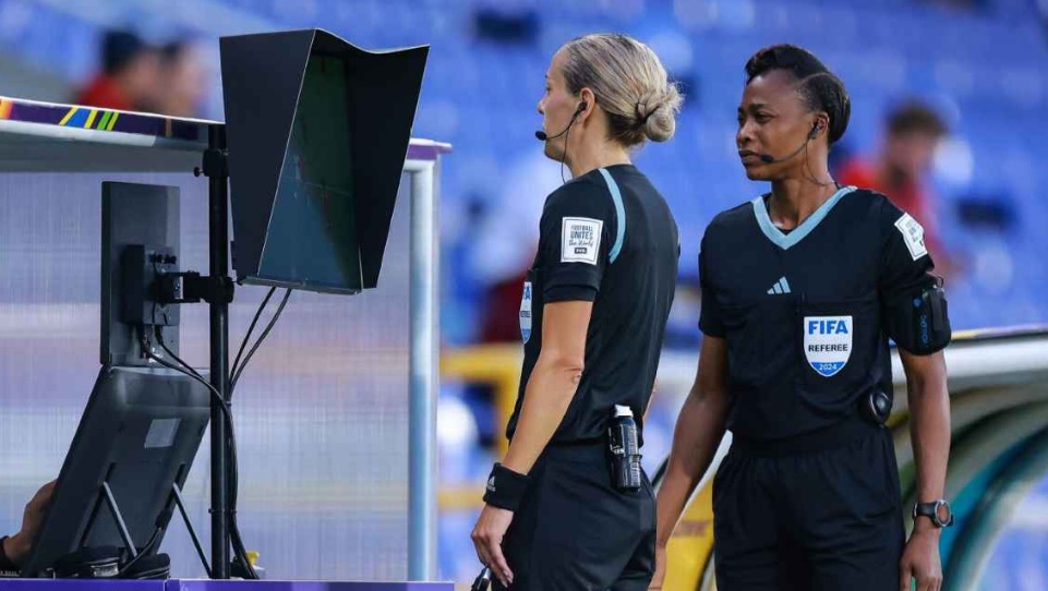 Wasit Ivana Martincic meninjau insiden setelah tantangan (Challenge) oleh seorang pelatih selama semifinal Piala Dunia Wanita FIFA U20 antara Amerika Serikat dan Korea Utara di Cali, Kolombia.