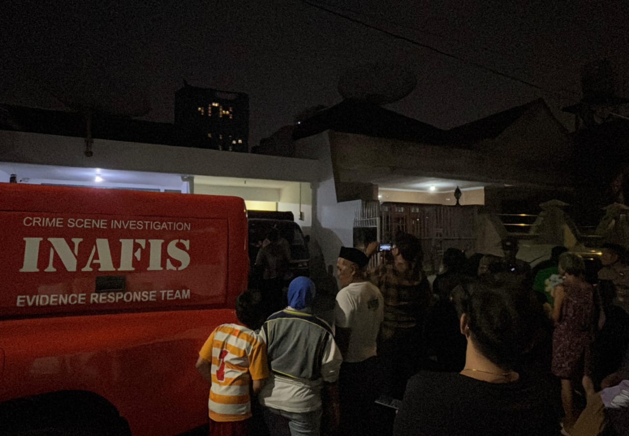 Warga sekitar melihat olah  TKP kasus pembunuhan yang dilakukan Andy dengan korban adik dan keponakan di Jalan Putat Indah Tengah I, Sukomanunggal, Surabaya. (IST)