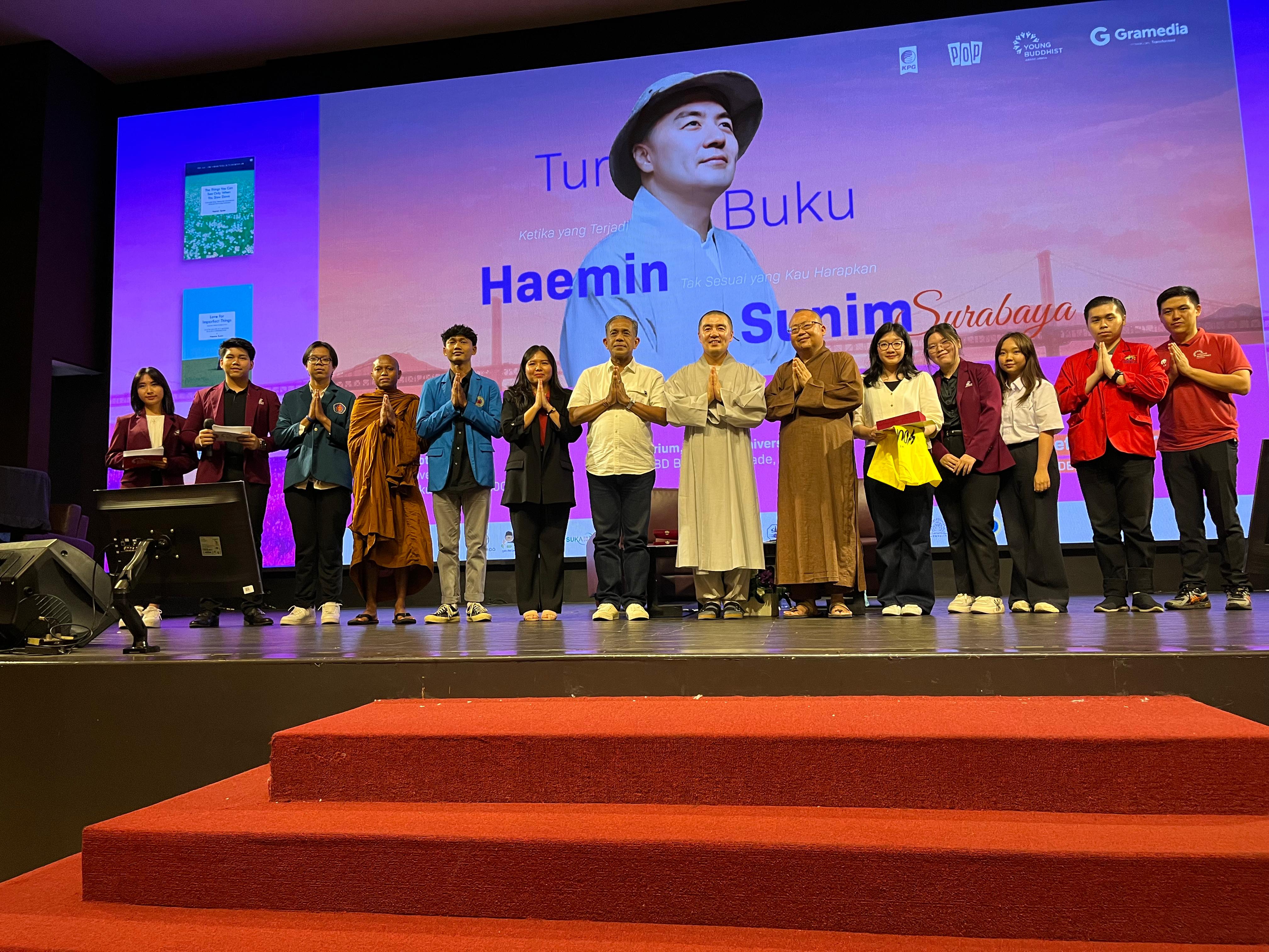 CARI KEBAHAGIAAN: Haemin Sunim biksu sekaligus penulis asal Korsel saat di Universitas Ciputra Surabaya untuk membagikan pengalaman dalam buku karyanya.