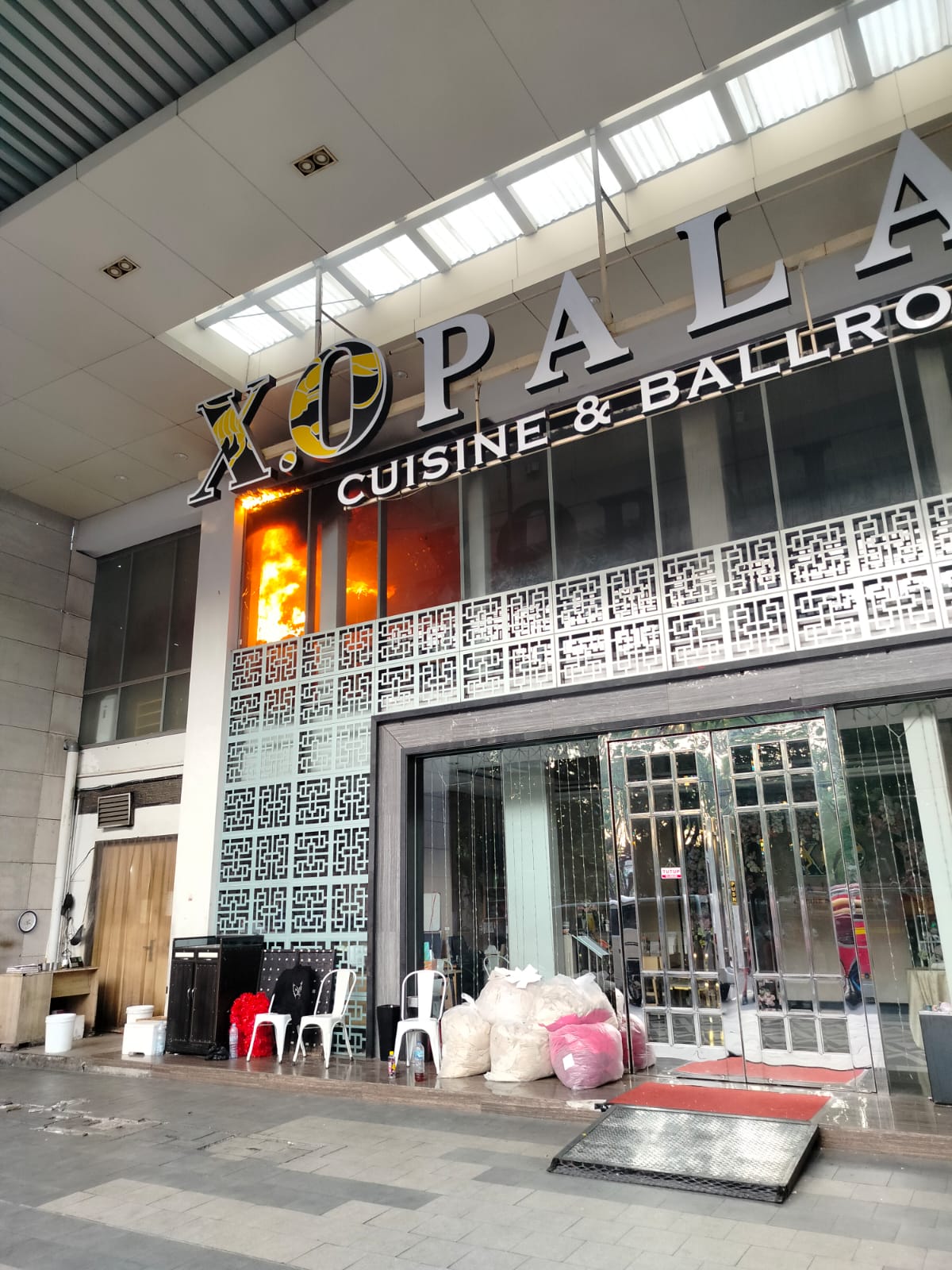 Kebakaran di restoran Jalan Kupang Indah, Surabaya. (IST)
