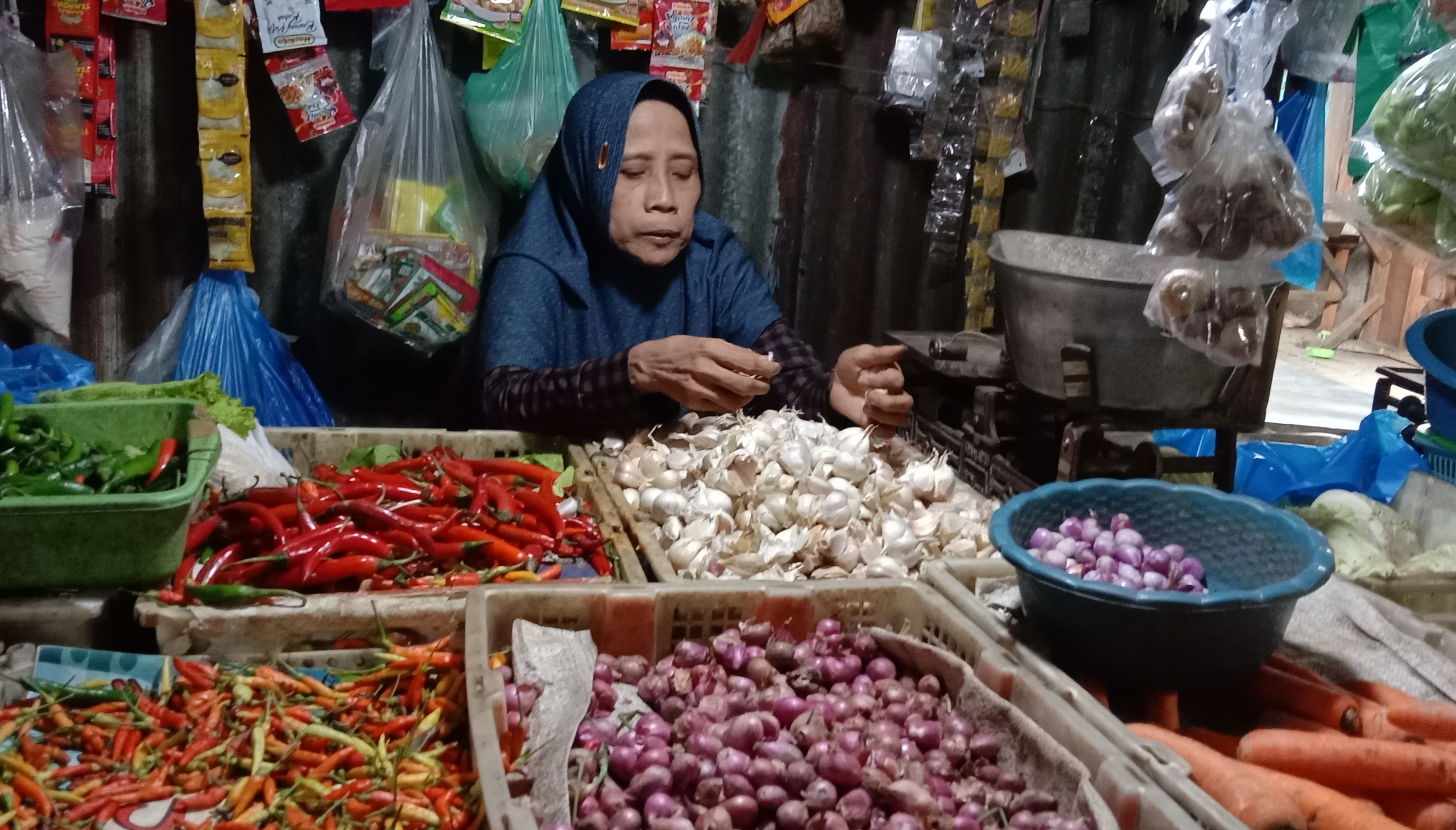 TERUS NAIK: Pedagang bawang putih dan merah di Pasar Dukuh Kupang, Surabaya.
