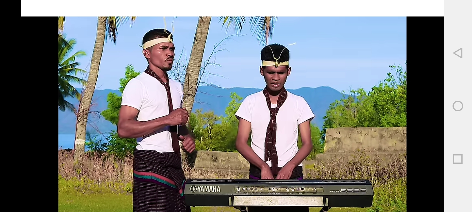 Martin Kurman (kanan) bersama komposer Vinsen Ileratu. (IST)