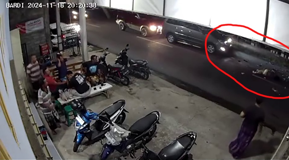 ADU MONCONG: Momen pengendara motor terpental usai menabrak mobil Innova di Jalan Raya Sukoanyar, Tulungagung.