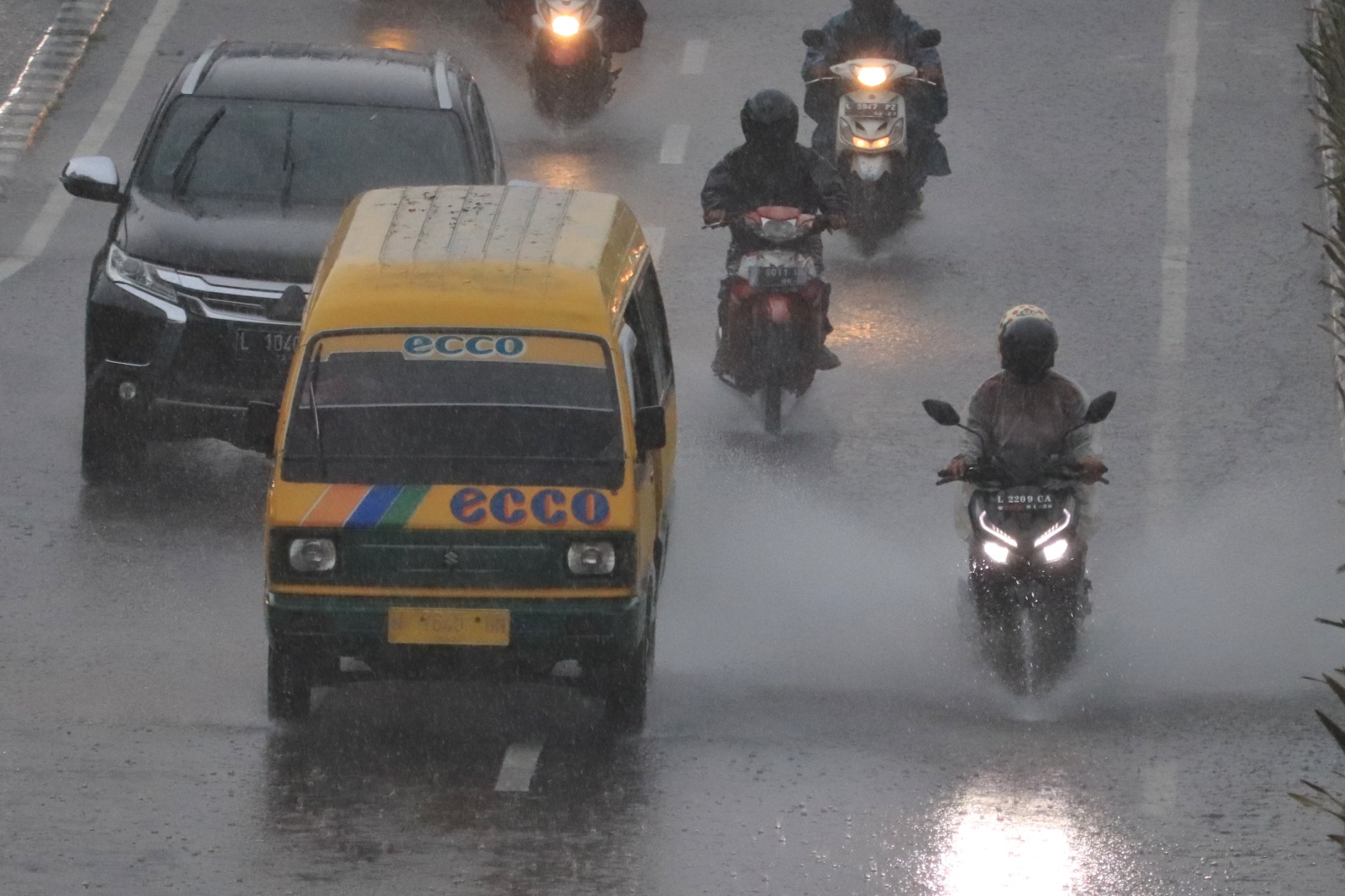 Fenomena Madden-Julian Oscillation dapat mengakibatkan hujan deras disertai petir dan angin kencang.